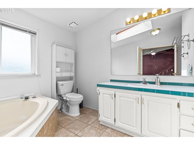977 ISLAND St, Springfield, OR 97477