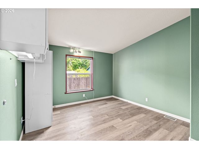 977 ISLAND St, Springfield, OR 97477