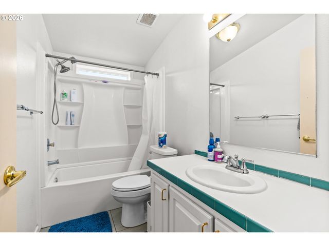 977 ISLAND St, Springfield, OR 97477