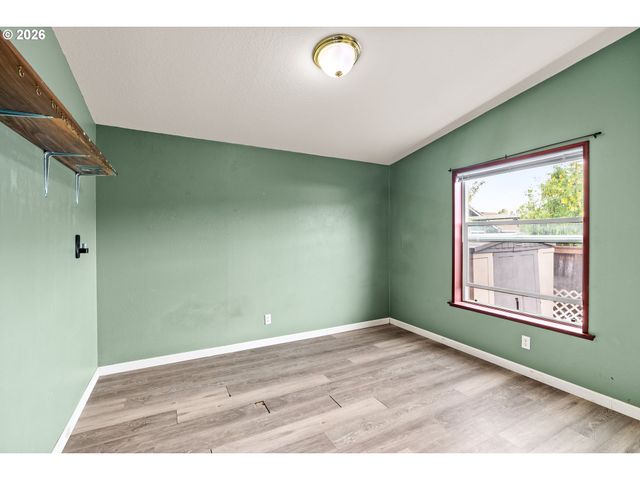977 ISLAND St, Springfield, OR 97477