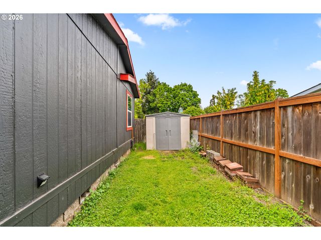 977 ISLAND St, Springfield, OR 97477