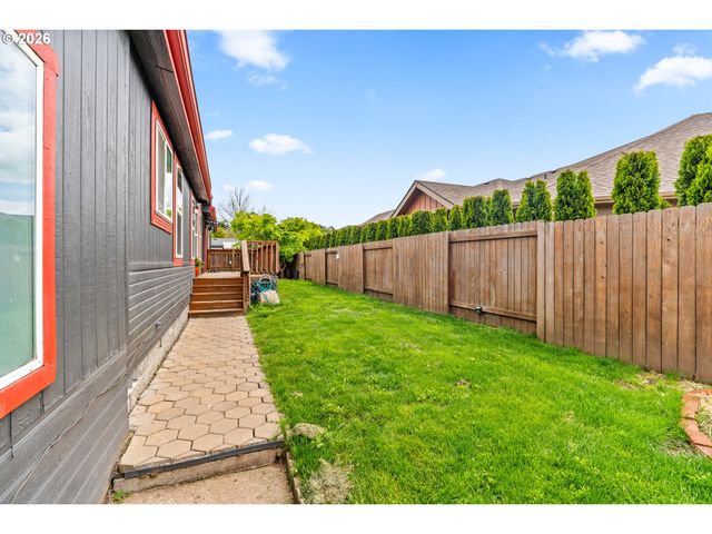 977 ISLAND St, Springfield, OR 97477