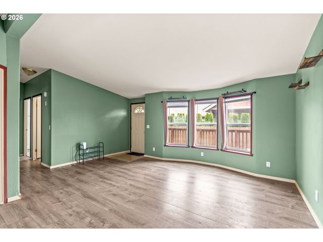 977 ISLAND St, Springfield, OR 97477