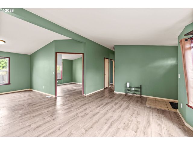 977 ISLAND St, Springfield, OR 97477
