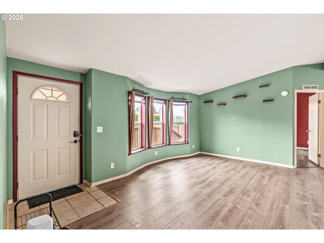 977 ISLAND St, Springfield, OR 97477
