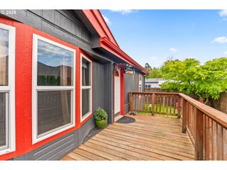 977 ISLAND St, Springfield, OR 97477