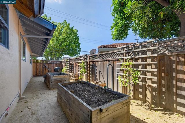 2216 Blackstone Dr, Walnut Creek, CA 94598