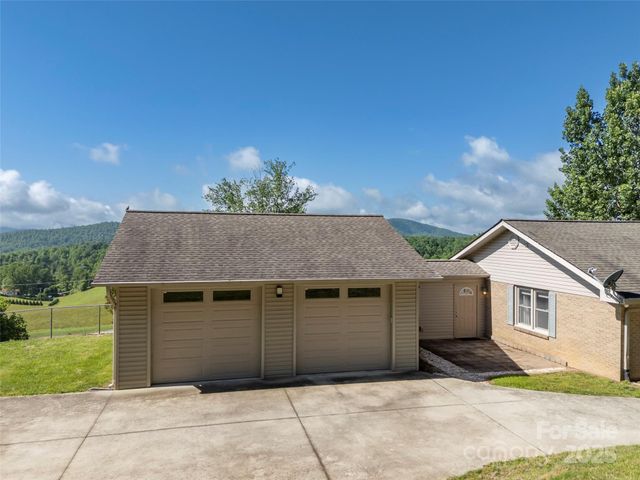 418 Mountain Page Road, Saluda, NC 28773