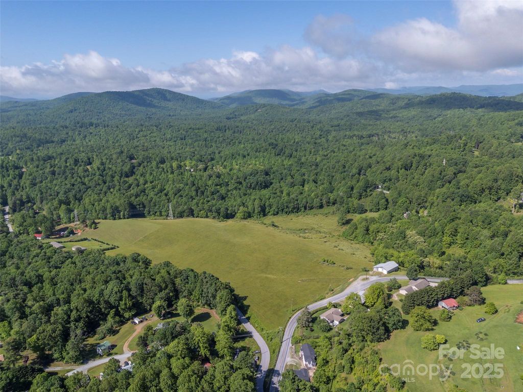418 Mountain Page Road, Saluda, NC 28773
