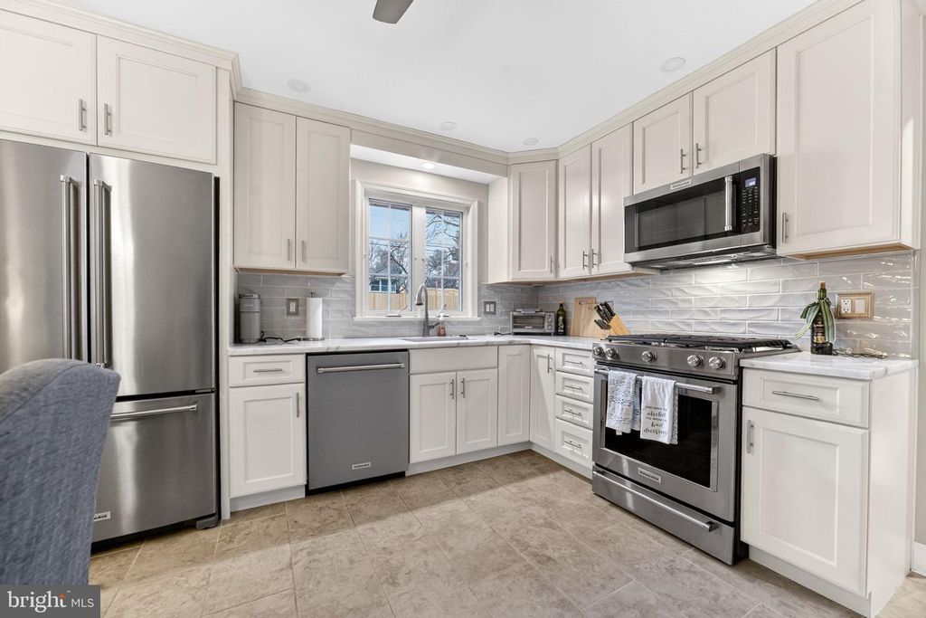 Image 12 of property listing at 3112 CENTER ST, Bethlehem, PA 18017