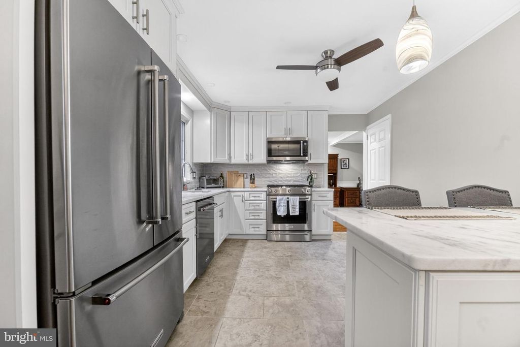 Image 14 of property listing at 3112 CENTER ST, Bethlehem, PA 18017