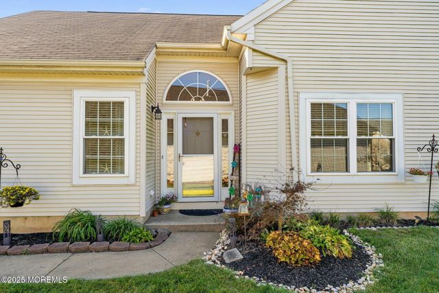 5 La Rochelle Drive, Manchester, NJ 08759