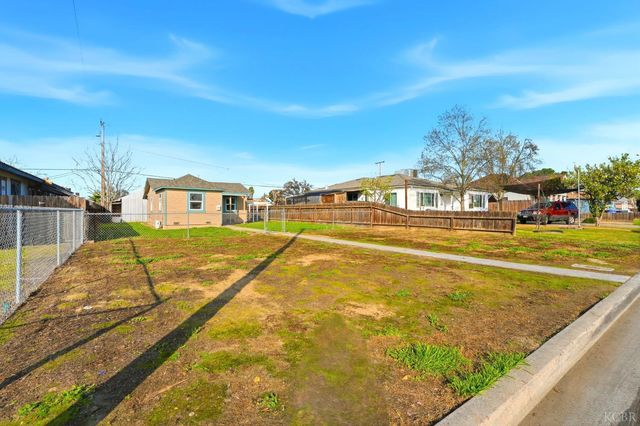 402 E Elm Street, Hanford, CA 93230