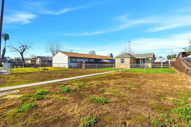 402 E Elm Street, Hanford, CA 93230