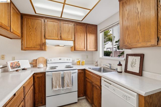1563 Carpentier, San Leandro, CA 94577