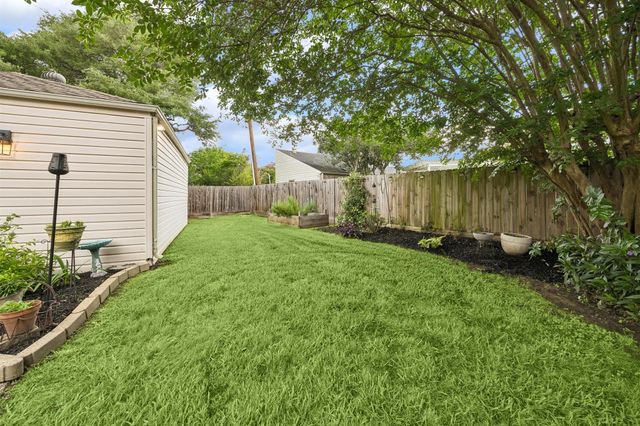 1623 Warwickshire Drive, Houston, TX 77077