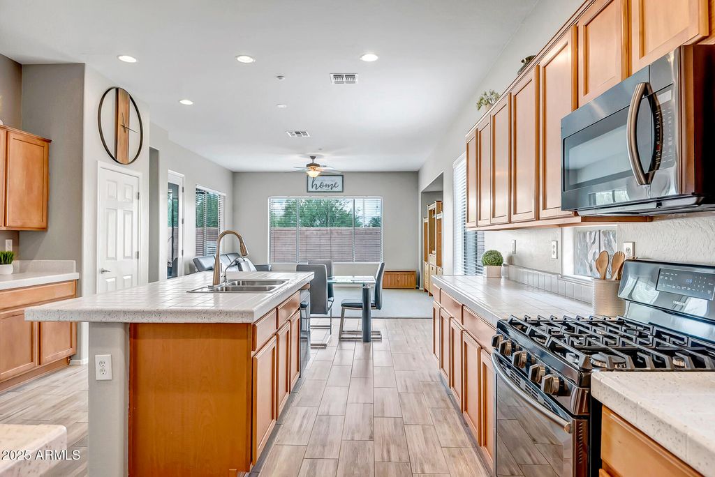 Image 14 of property listing at 41318 N Bent Creek Way, Anthem, AZ 85086