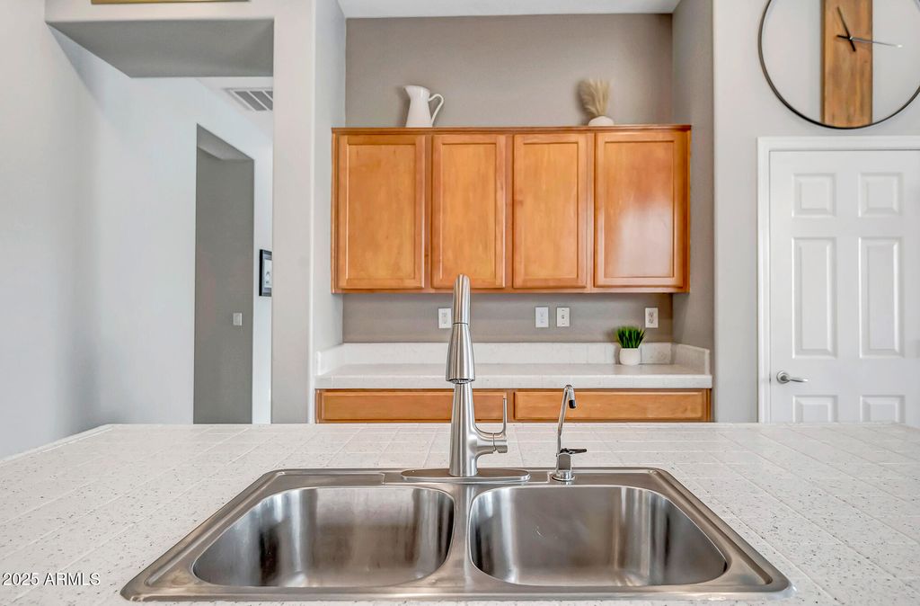 Image 16 of property listing at 41318 N Bent Creek Way, Anthem, AZ 85086