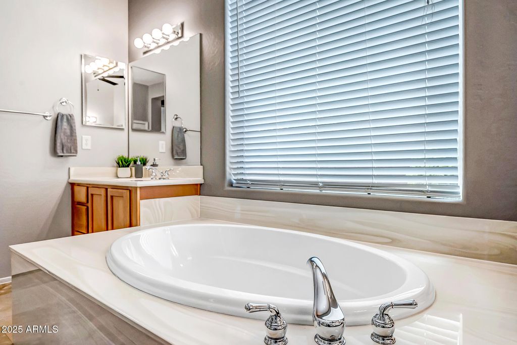 Image 27 of property listing at 41318 N Bent Creek Way, Anthem, AZ 85086