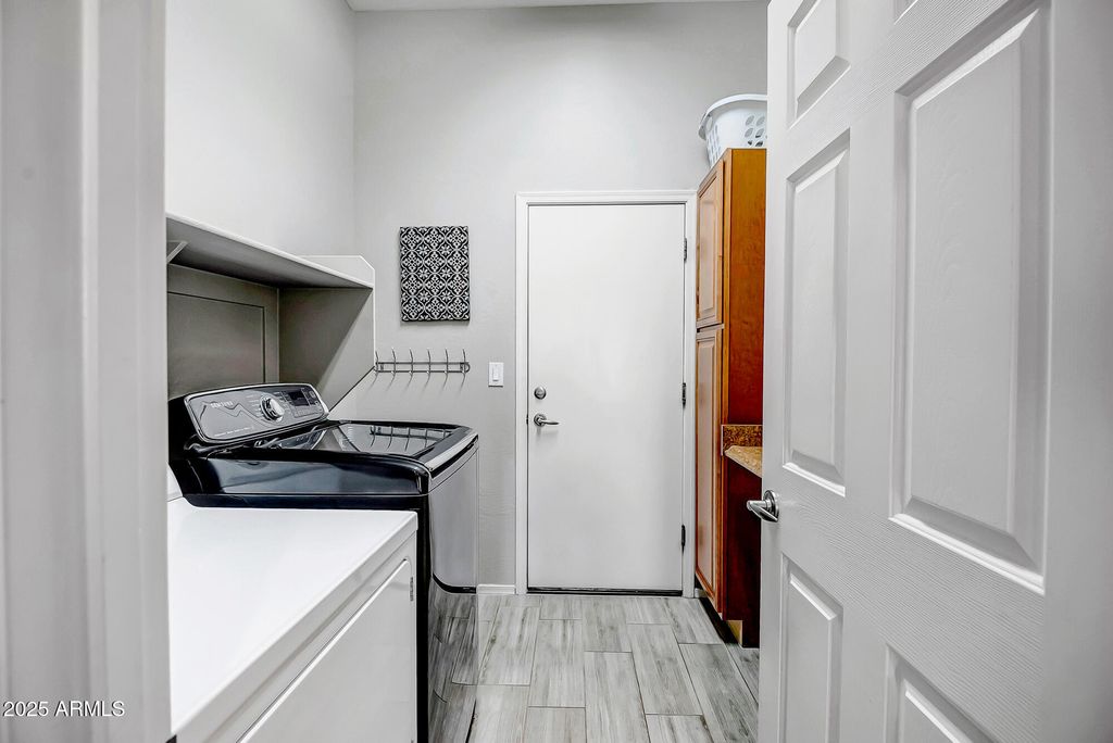 Image 37 of property listing at 41318 N Bent Creek Way, Anthem, AZ 85086