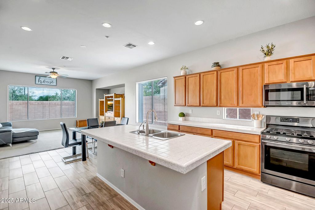 Image 5 of property listing at 41318 N Bent Creek Way, Anthem, AZ 85086