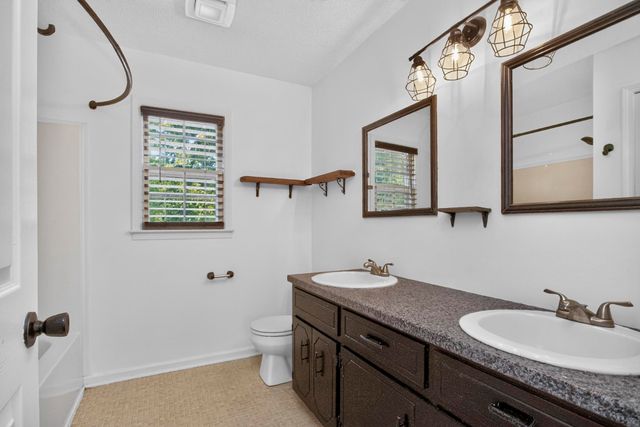 101 Iris Ct, Clarksville, TN 37042