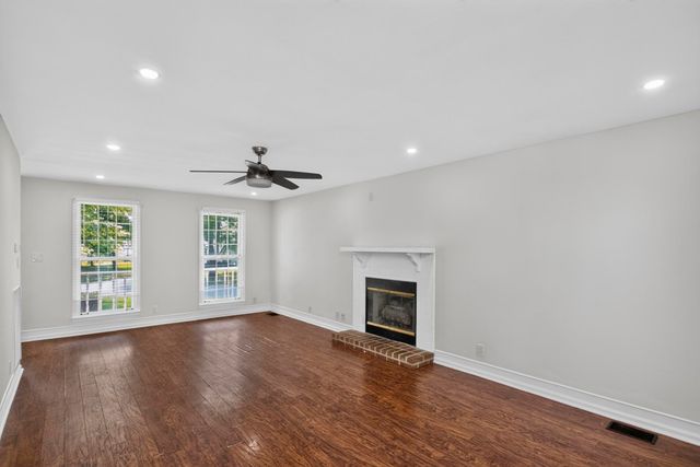 101 Iris Ct, Clarksville, TN 37042