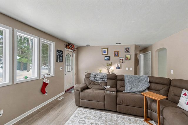 37 W Raymond Road, Lakewood Club Vllg, MI 49457