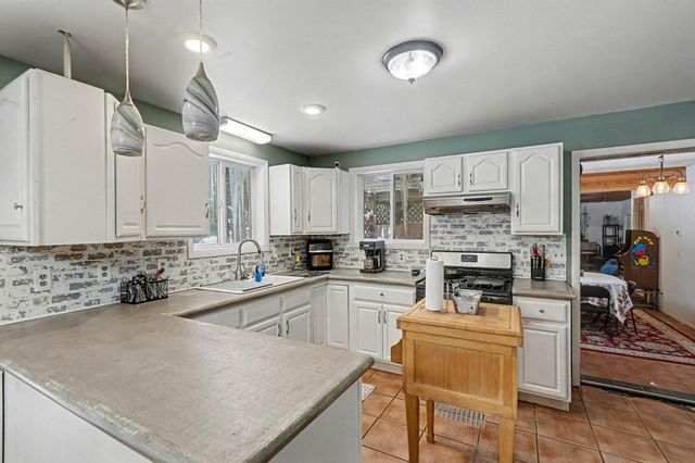 37 W Raymond Road, Lakewood Club Vllg, MI 49457