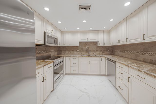 16300 Golf Club Road 114, Weston, FL 33326