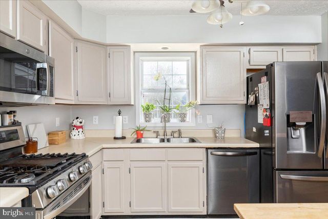 10346 GROVES FARM RD, Midland, VA 22728