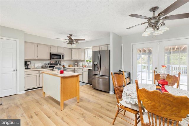 10346 GROVES FARM RD, Midland, VA 22728