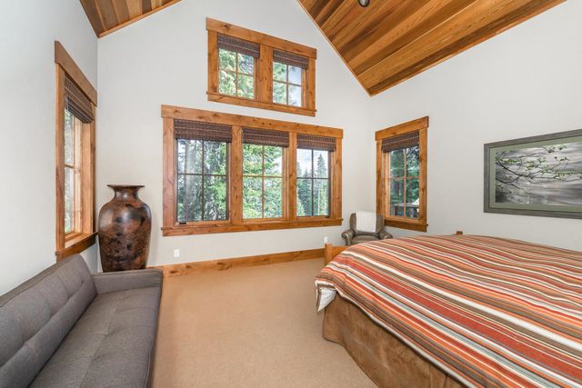 11221 Skislope Way, Truckee, CA 96161