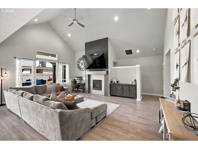 3635 Sw BADGER Ct, Redmond, OR 97756