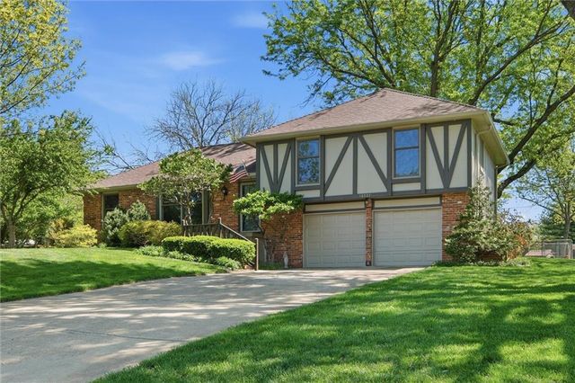 16537 Glenwood Street, Stilwell, KS 66085