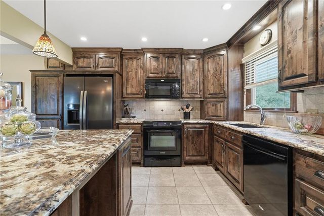 16537 Glenwood Street, Stilwell, KS 66085