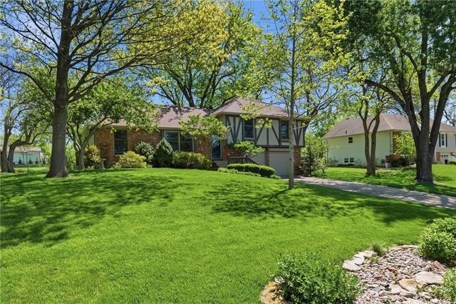16537 Glenwood Street, Stilwell, KS 66085