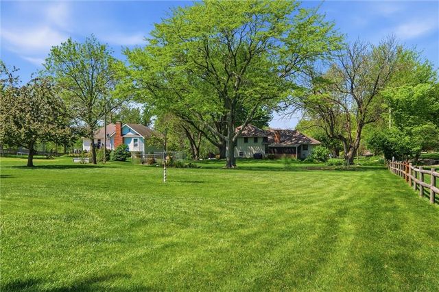 16537 Glenwood Street, Stilwell, KS 66085