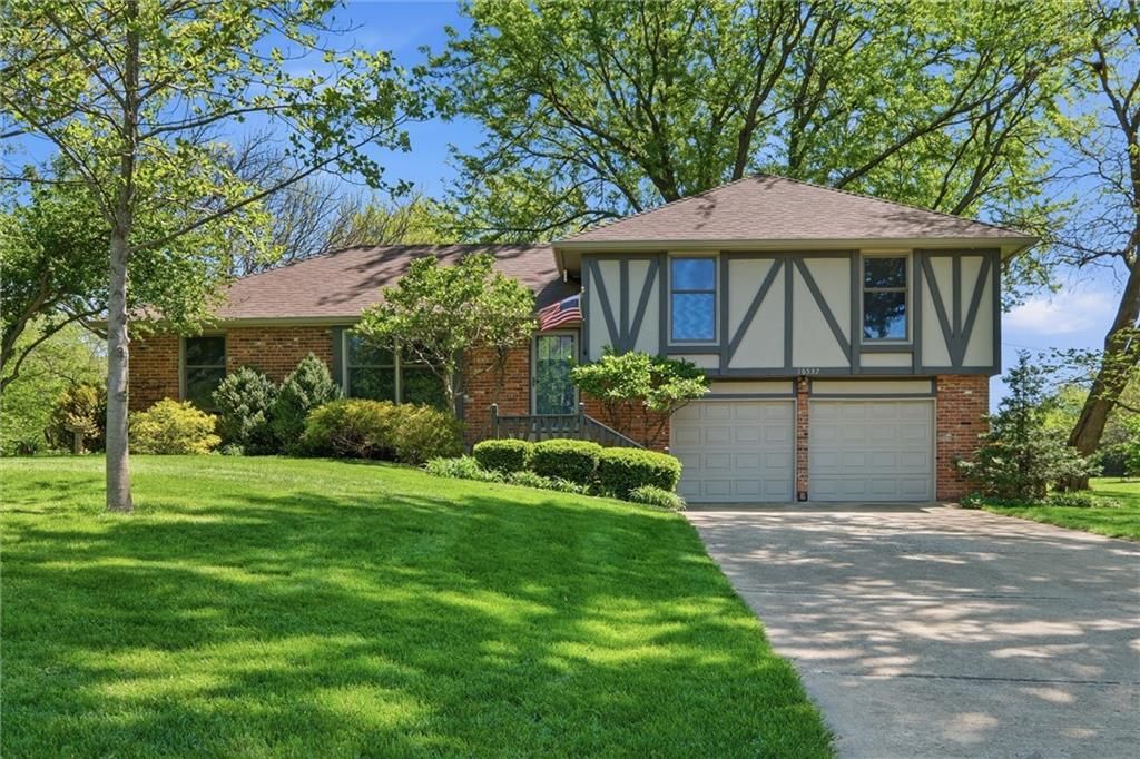 16537 Glenwood Street, Stilwell, KS 66085