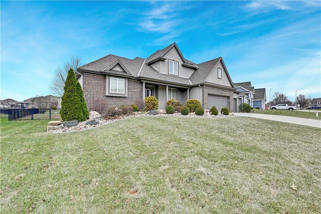 9008 N Lewis Avenue, Kansas City, MO 64157