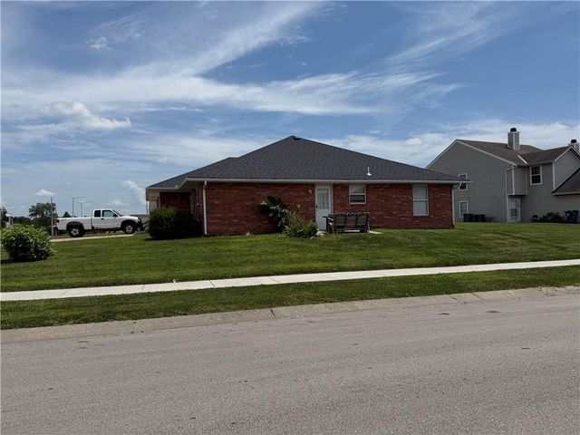 165 & 167 NW Woodbury Drive, Grain Valley, MO 64029