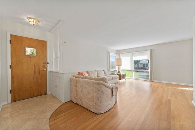 8616 N Oleander Avenue, Niles, IL 60714