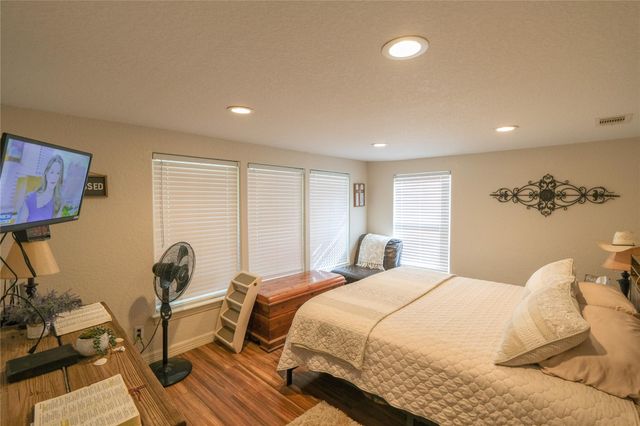 29523 County Road 25, Damon, TX 77430