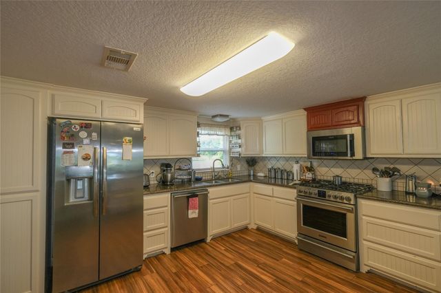 29523 County Road 25, Damon, TX 77430