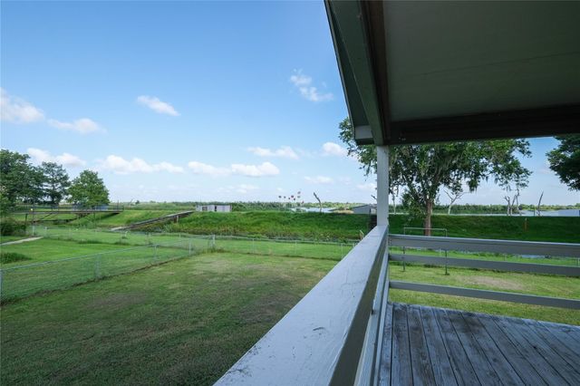 29523 County Road 25, Damon, TX 77430