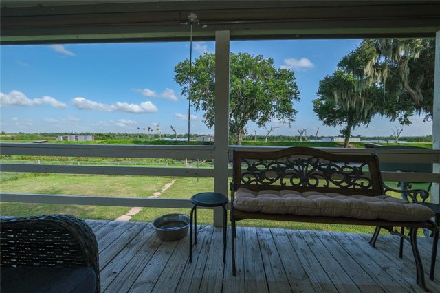 29523 County Road 25, Damon, TX 77430