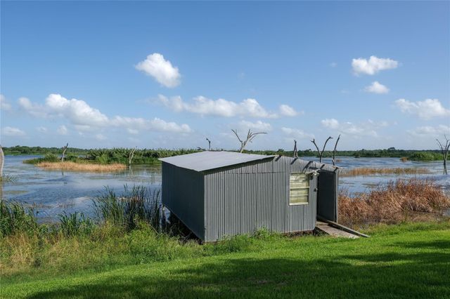 29523 County Road 25, Damon, TX 77430