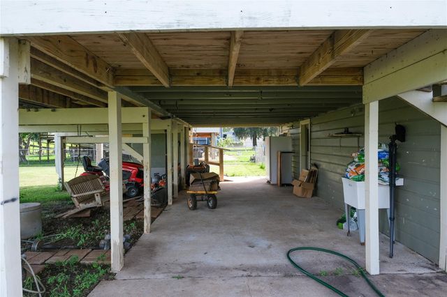 29523 County Road 25, Damon, TX 77430