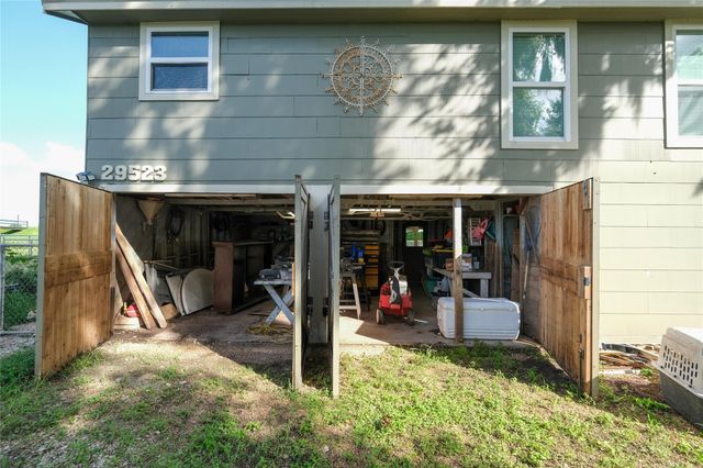 29523 County Road 25, Damon, TX 77430