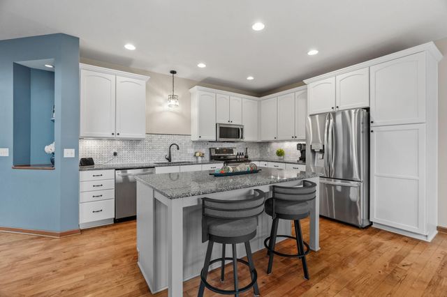 950 Drew Drive, Woodbury, MN 55129